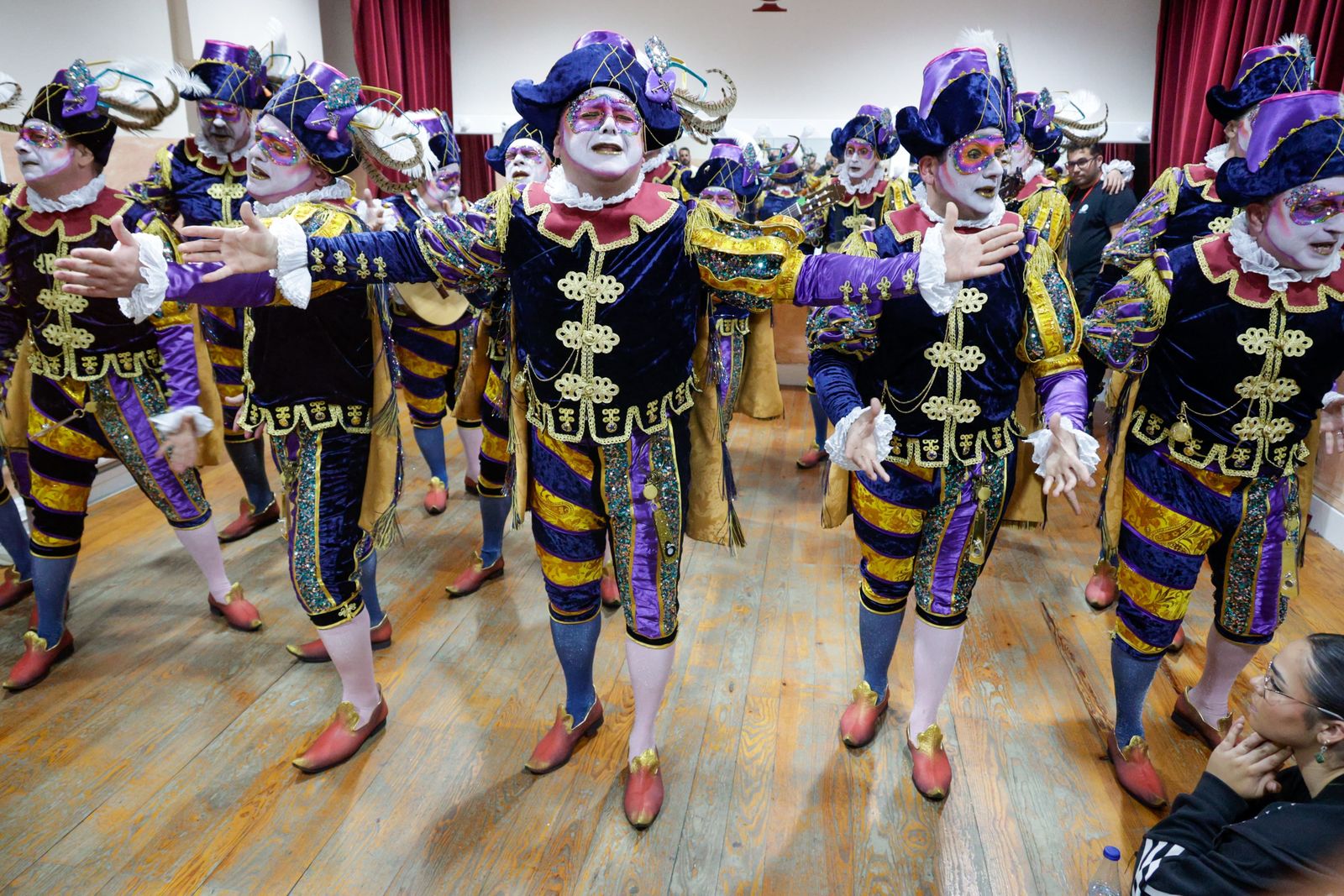 Rafa Velázquez con 'El joyero', en camerinos.