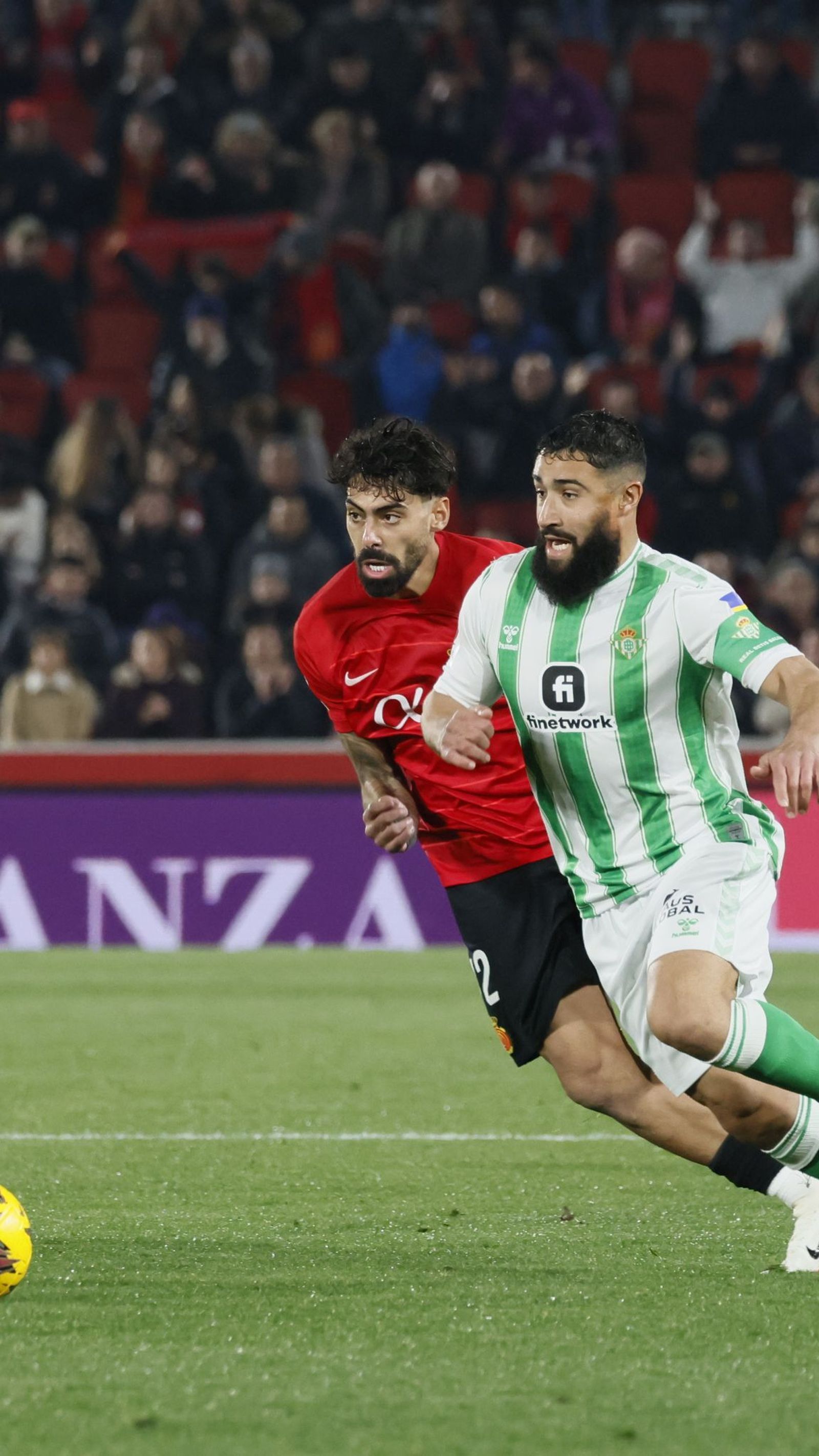 Fekir trata de llevarse el balón ante Samu Costa.