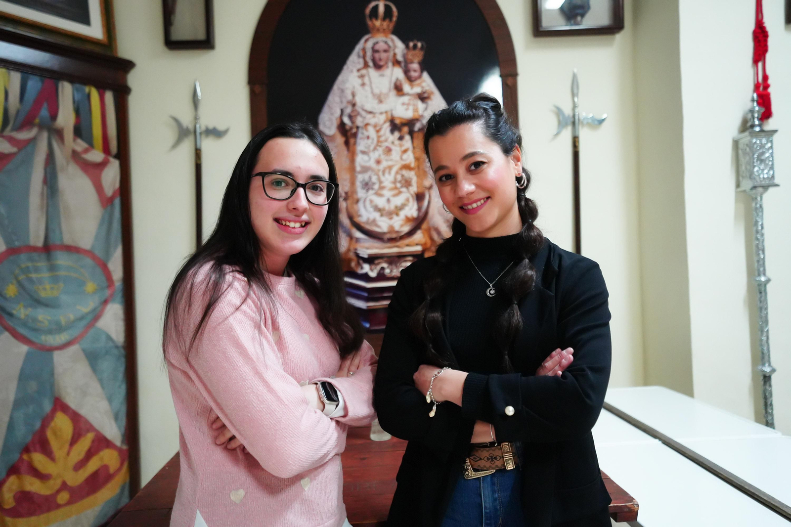 Victoria García e Inma García posan ante la Virgen de Luna.