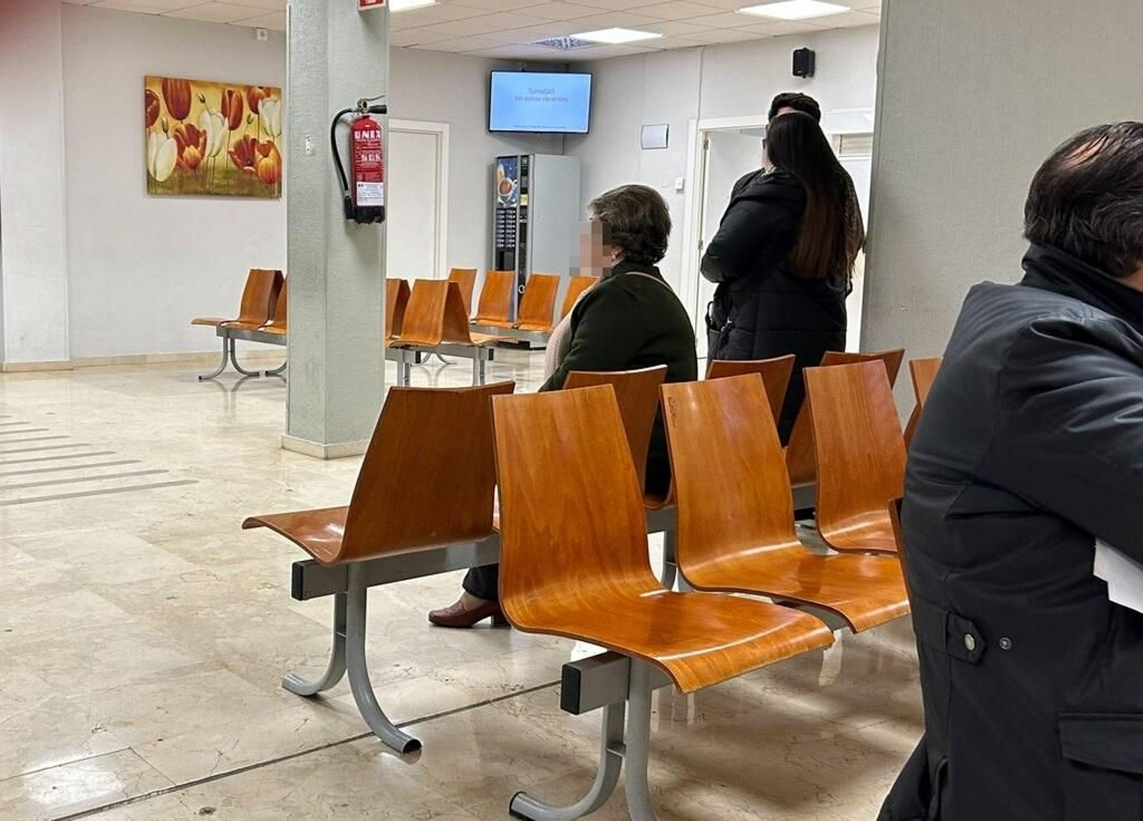 Pacientes aguardan su turno en la sala de espera de un centro de salud de la capital.