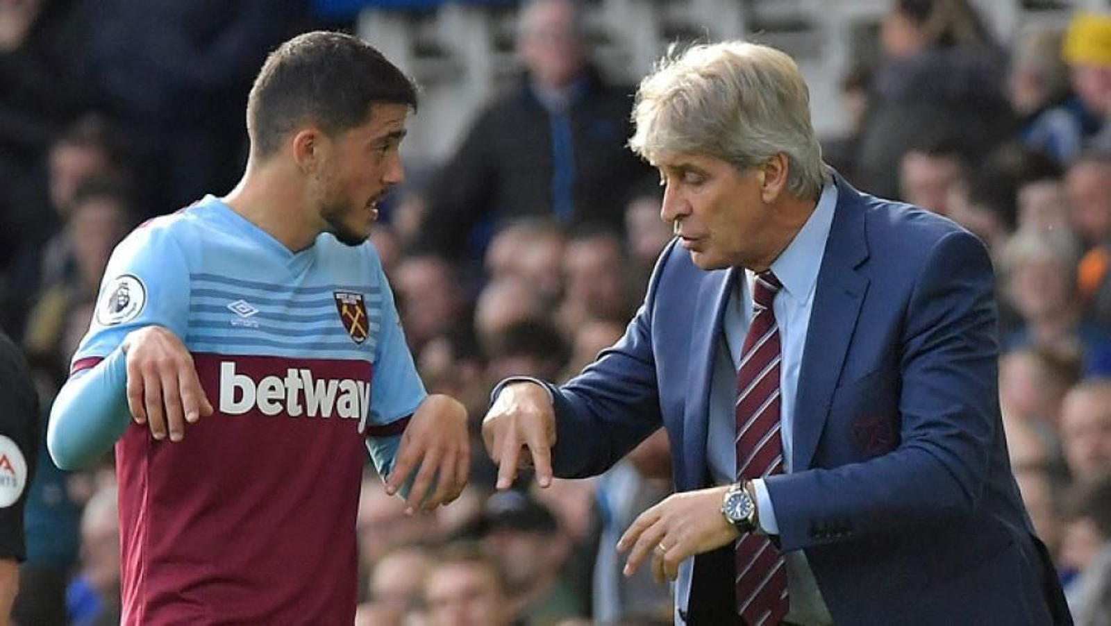 Manuel Pellegrini da instrucciones a Pablo Fornals en un encuentro de su etapa como entrenador del West Ham.