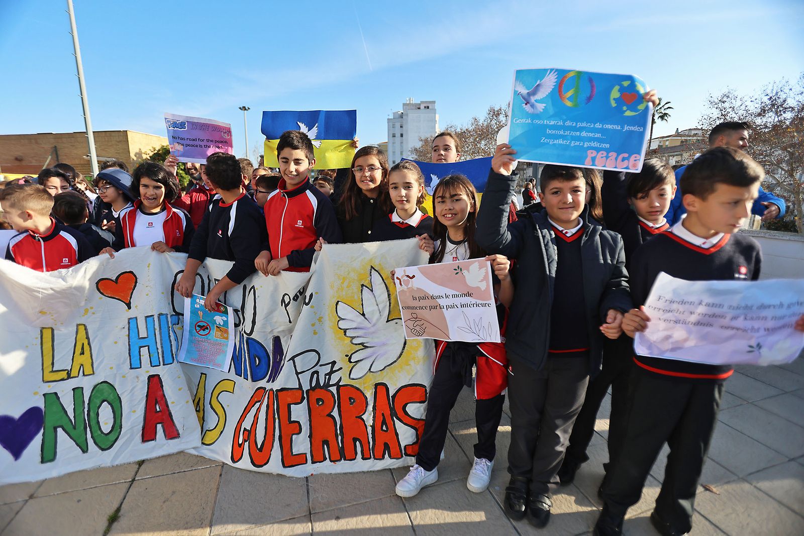 Imágenes del acto del Día a la No Violencia y la Paz del Colegio La Hispanidad