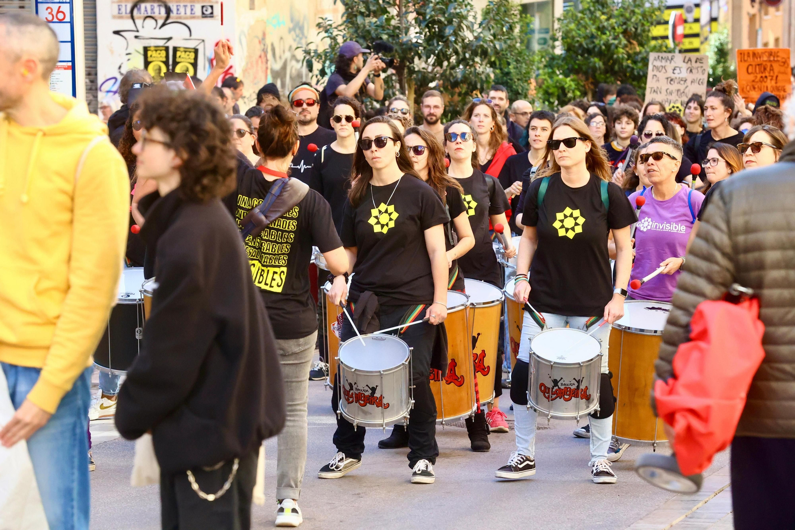 Cientos de personas salen a las calles de Málaga en apoyo a La Invisible, en fotos