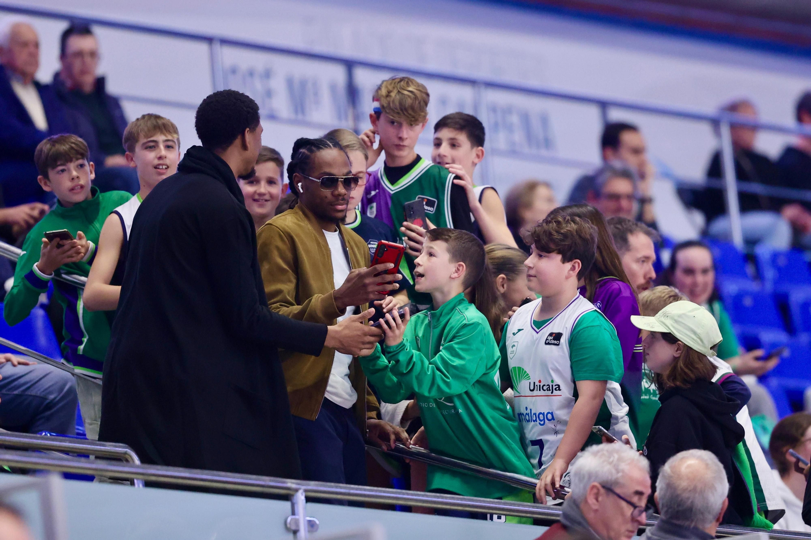 Los jugadores del primer equipo apoyaron al Unicaja Mijas