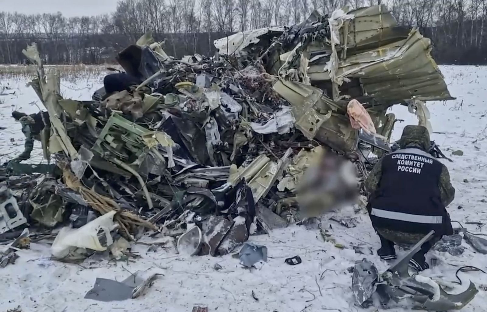 Un investigador ruso examina los restos del avión 'Il-76' en Belgorod.