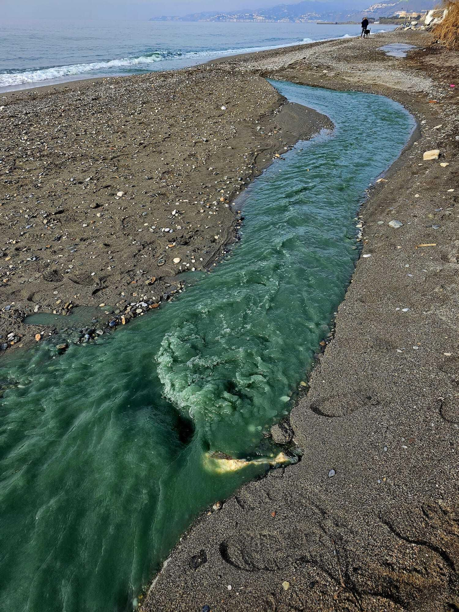 Vertido de tonalidad azul en las aguas de la Costa Tropical