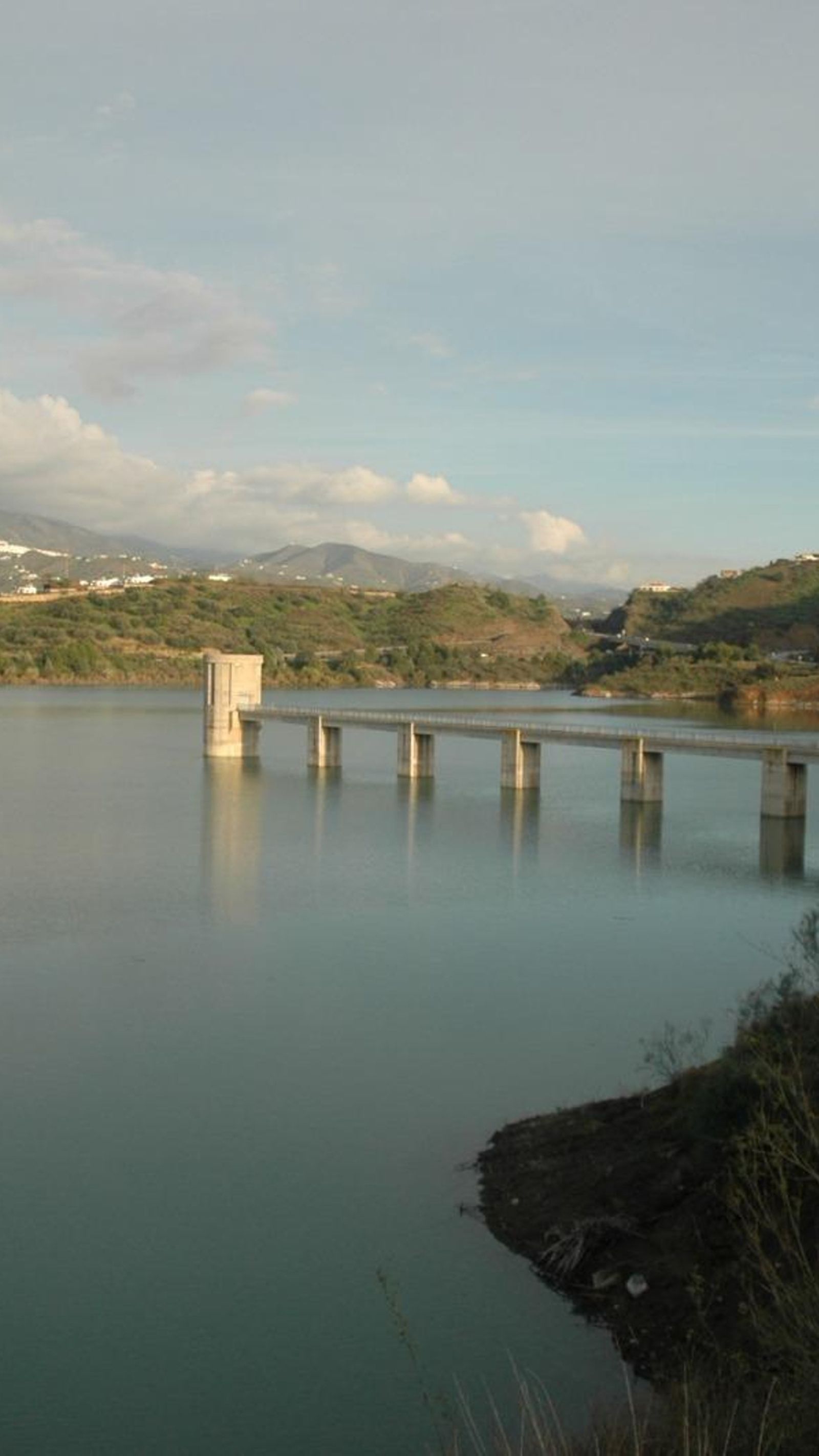 El nivel del agua en el pantano de la Viñuela en 2005, en una imagen de archivo.