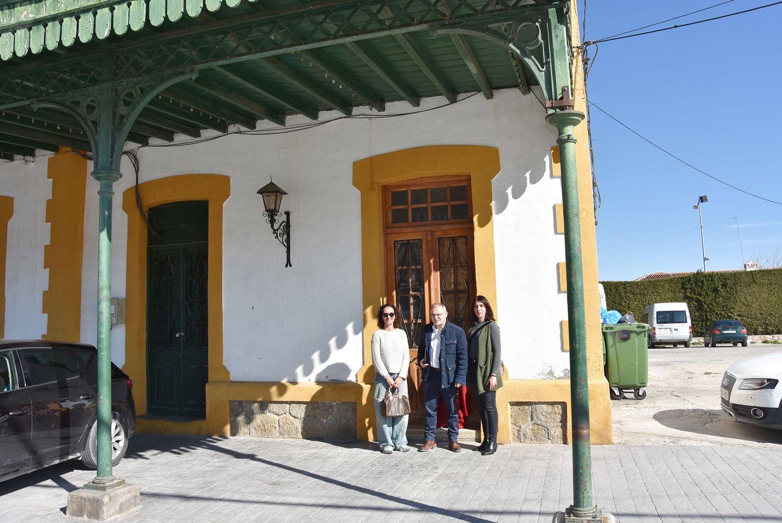 Alcalde, Pedro J. Ramos, y la presidenta de la entidad, Isabel Rodríguez, visitando el local