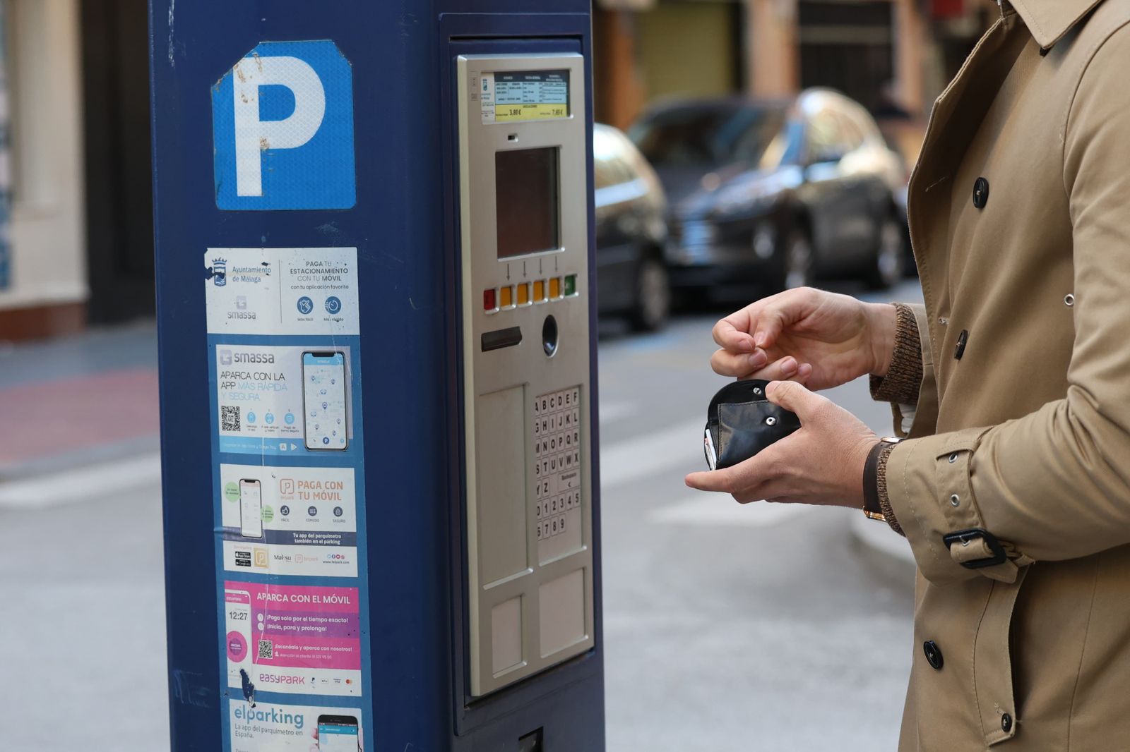 Un usuario se dispone a pagar el SARE en Málaga.