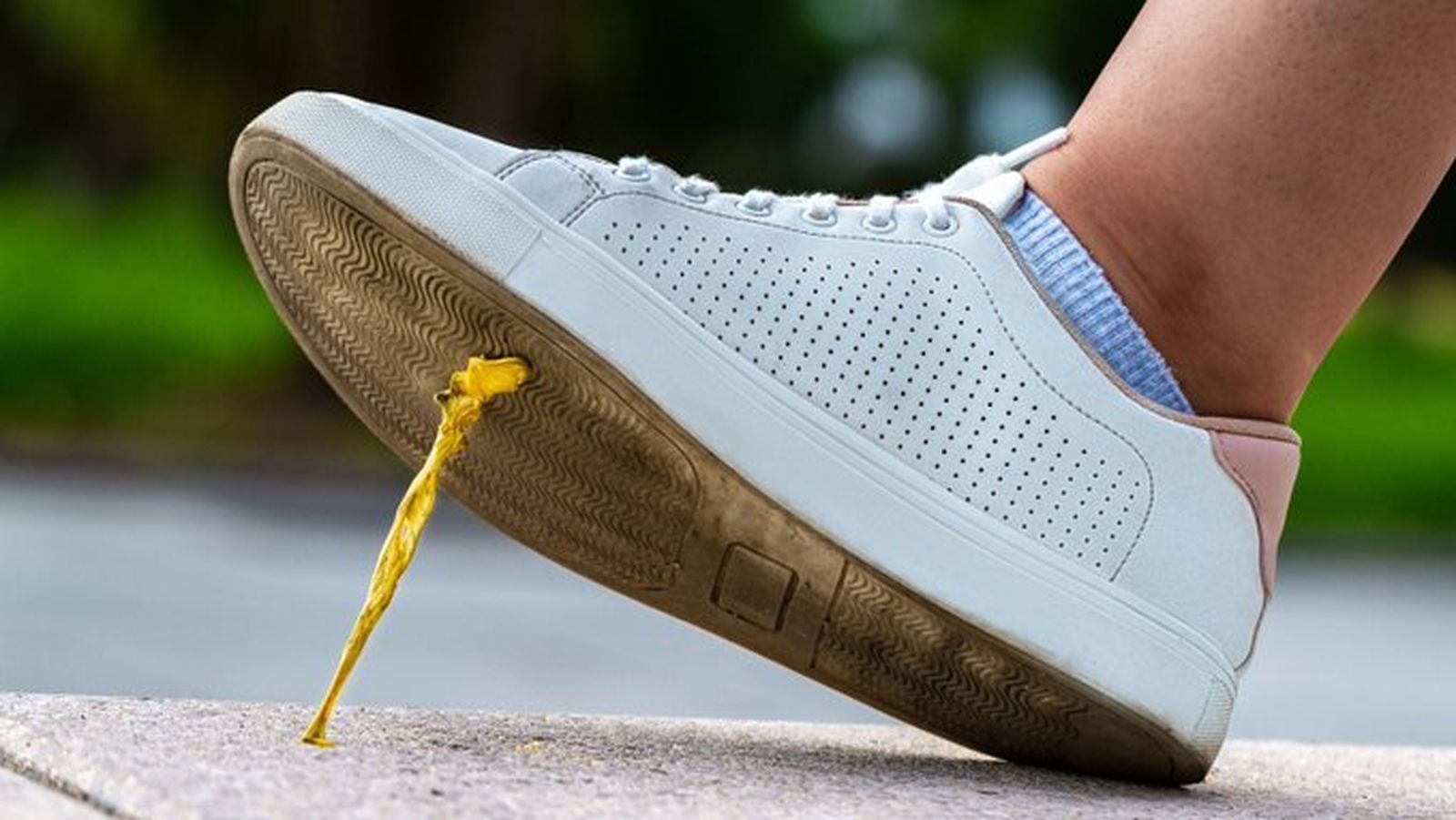 Una persona pisa un chicle