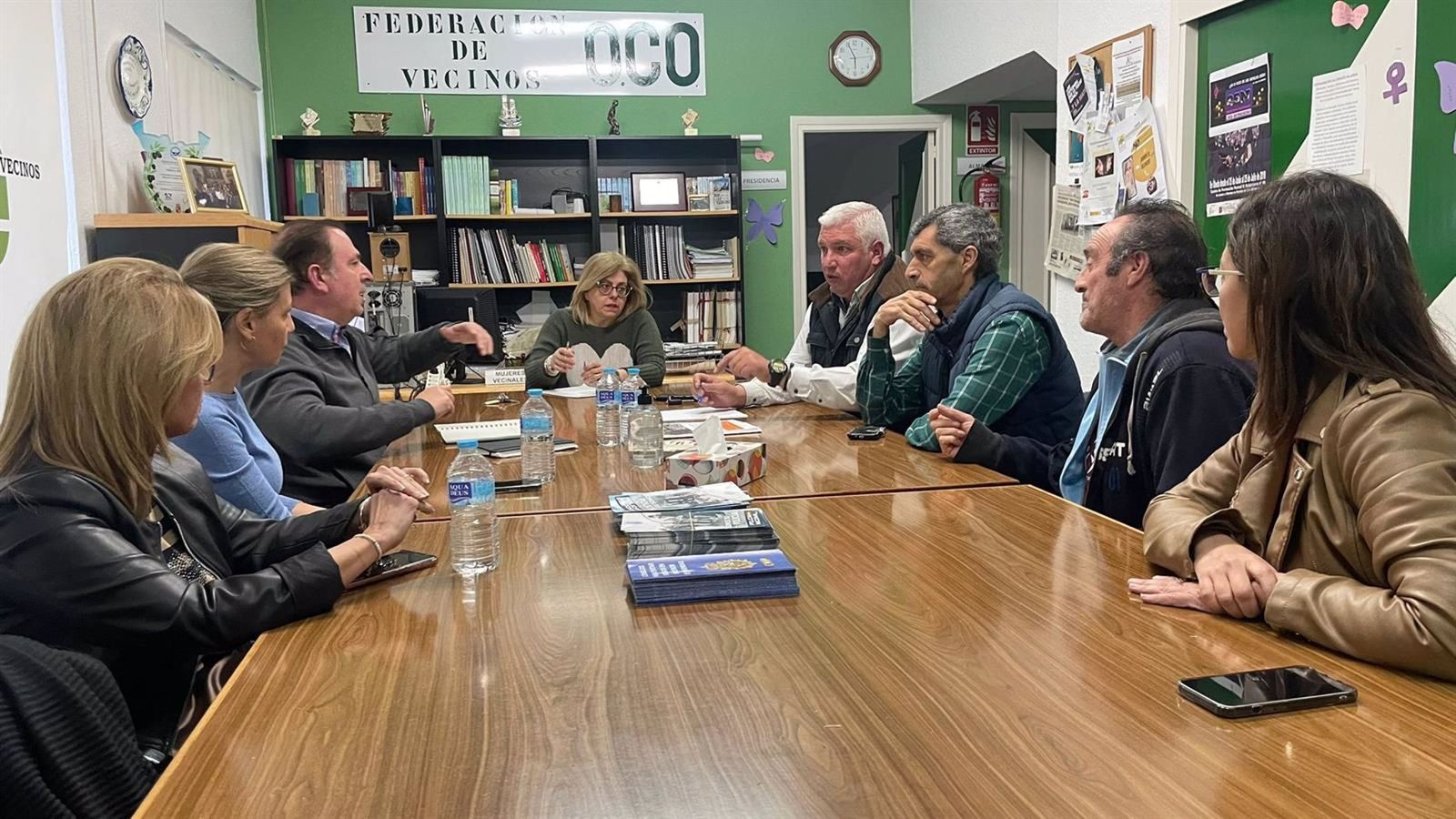 Reunión entre representantes vecinales y concejales socialistas.