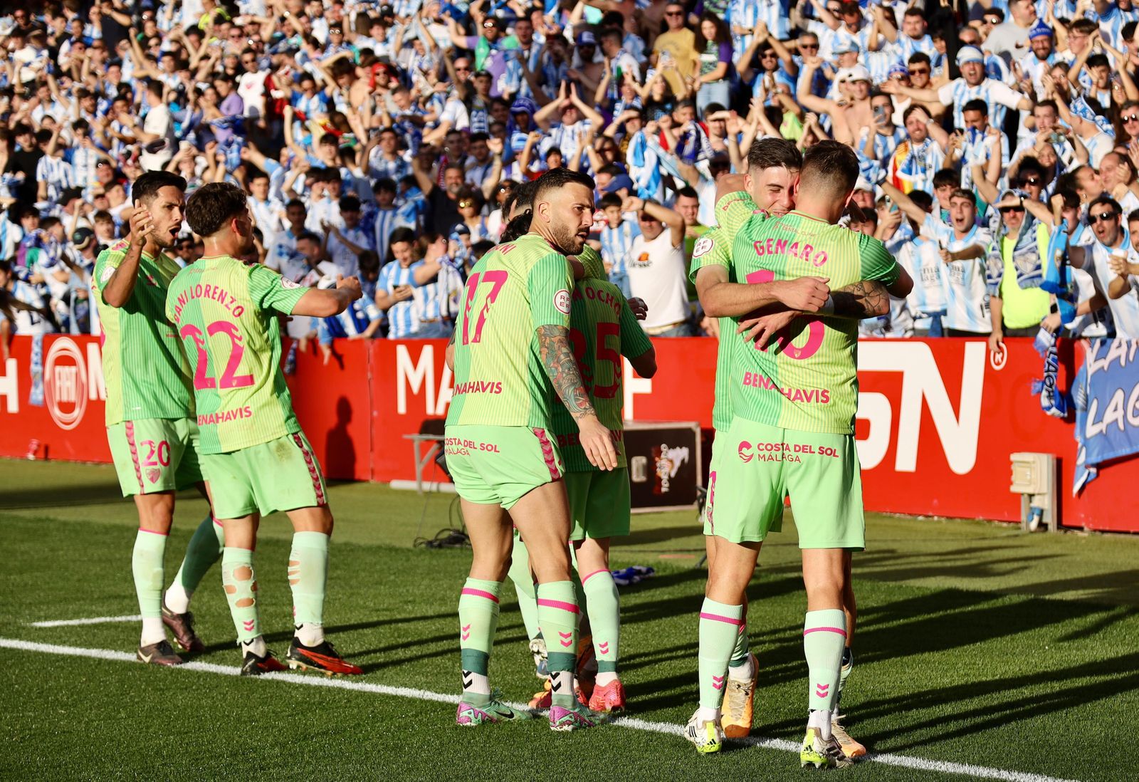 Abrazos tras el 0-2 del Recreativo Granada - Málaga CF
