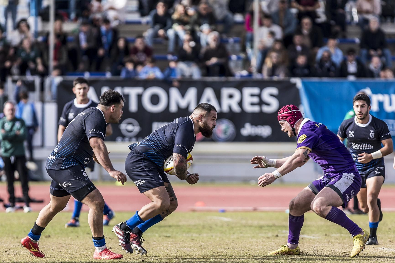 Fotografía: Rafa Romo avanza con el balón en una acción de la jornada anterior frente al Salvador.