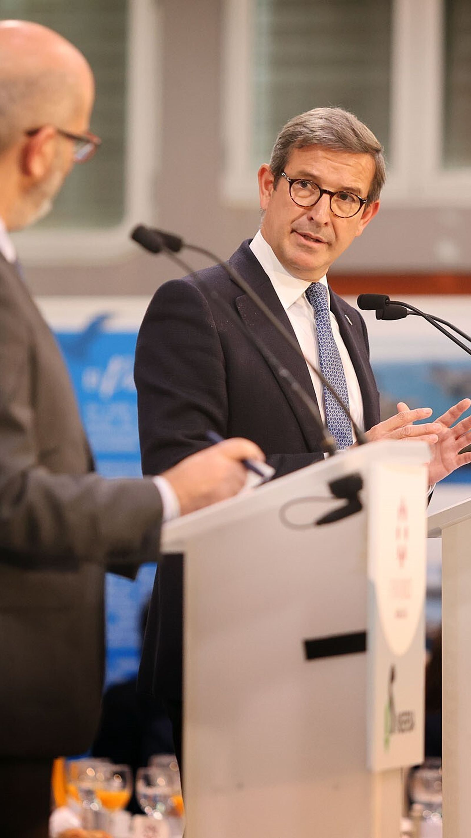 El consejero de Industria, Energía y Minas, Jorge Paradela, y el director de Huelva Información, Javier Ronchel.