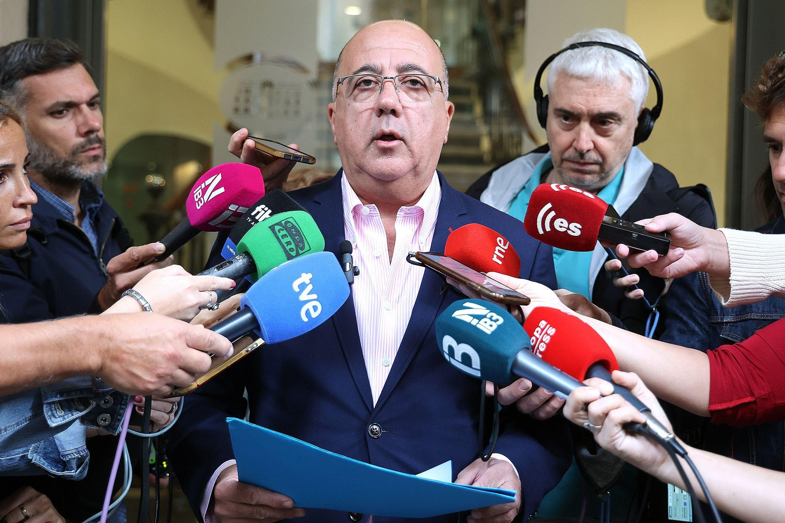 Cardona se dirige a los medios.