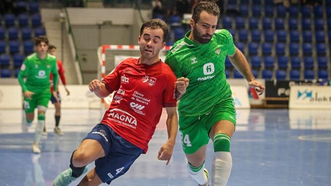 Pedro Toro presiona a Tony en la pelea por un balón.