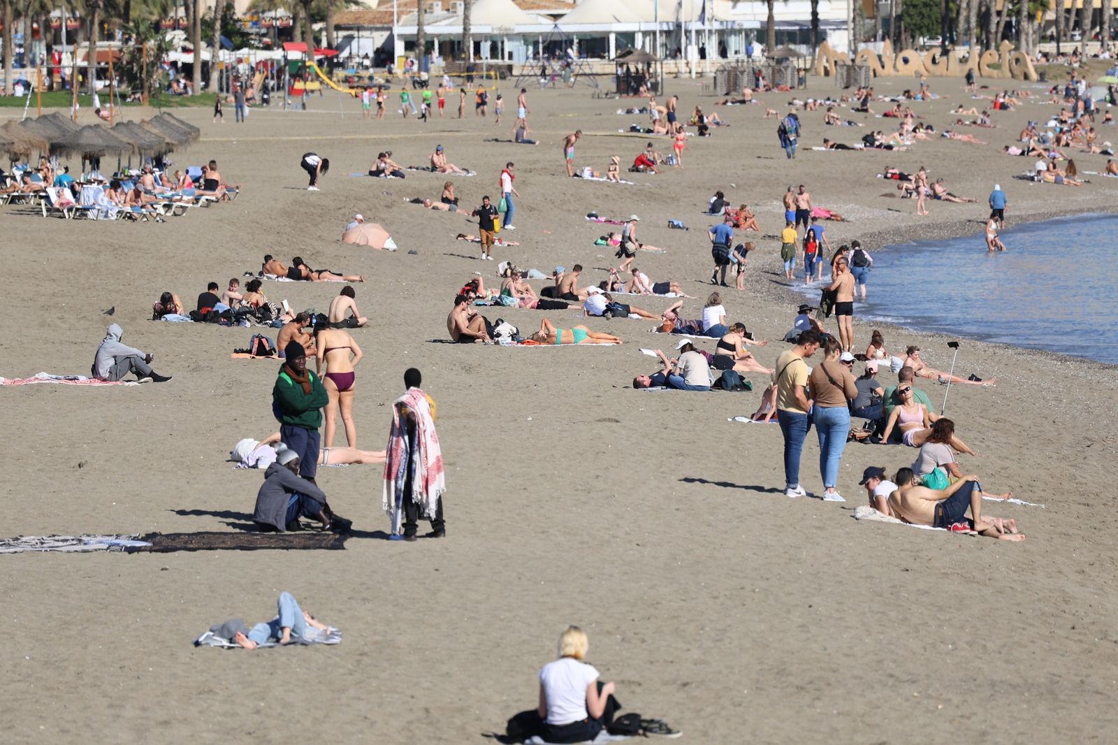 Enero y... día de playa en Málaga: la subida de las temperaturas deja estas imágenes