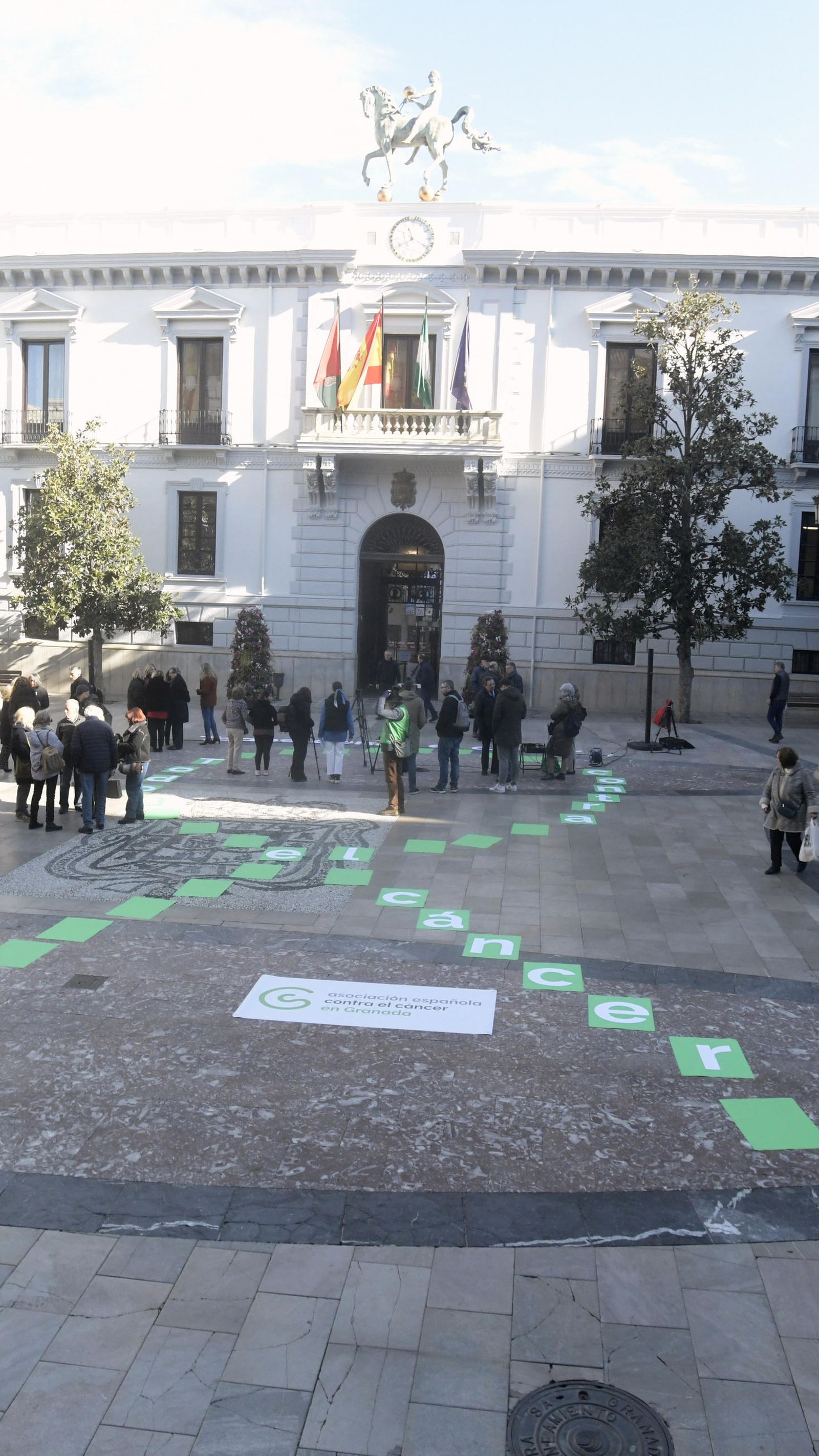Lazo verde dibujado en la Plaza del Carmen de Granada