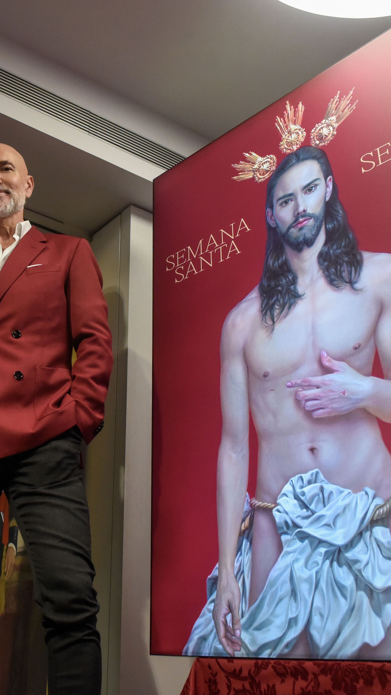 El artista Salustiano García junto a su cartel de la Semana Santa 2024.