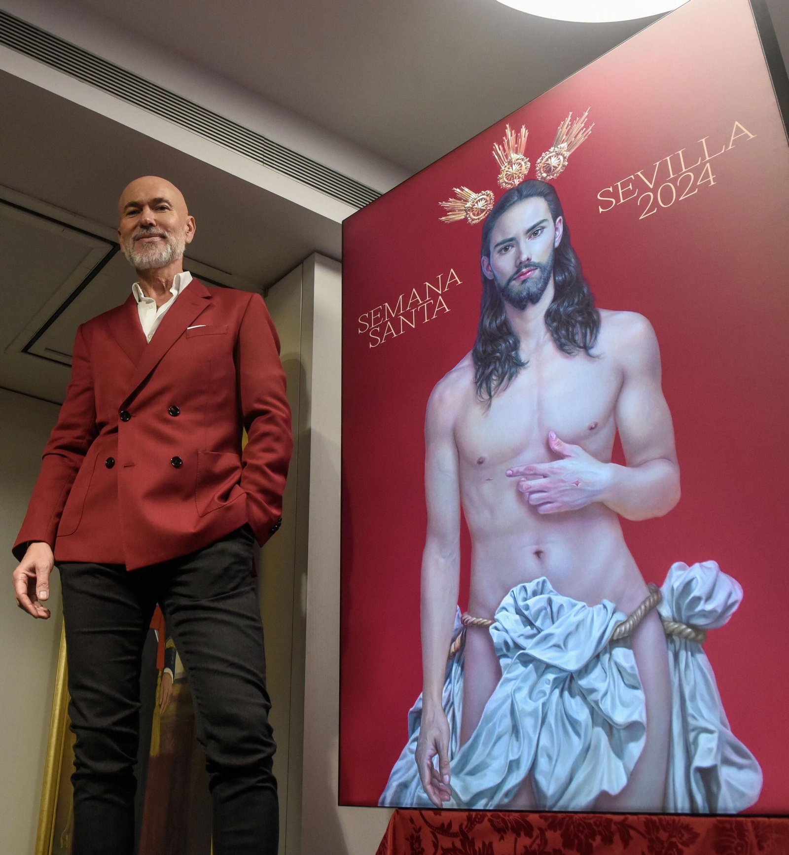 El artista Salustiano García junto a su cartel de la Semana Santa 2024.