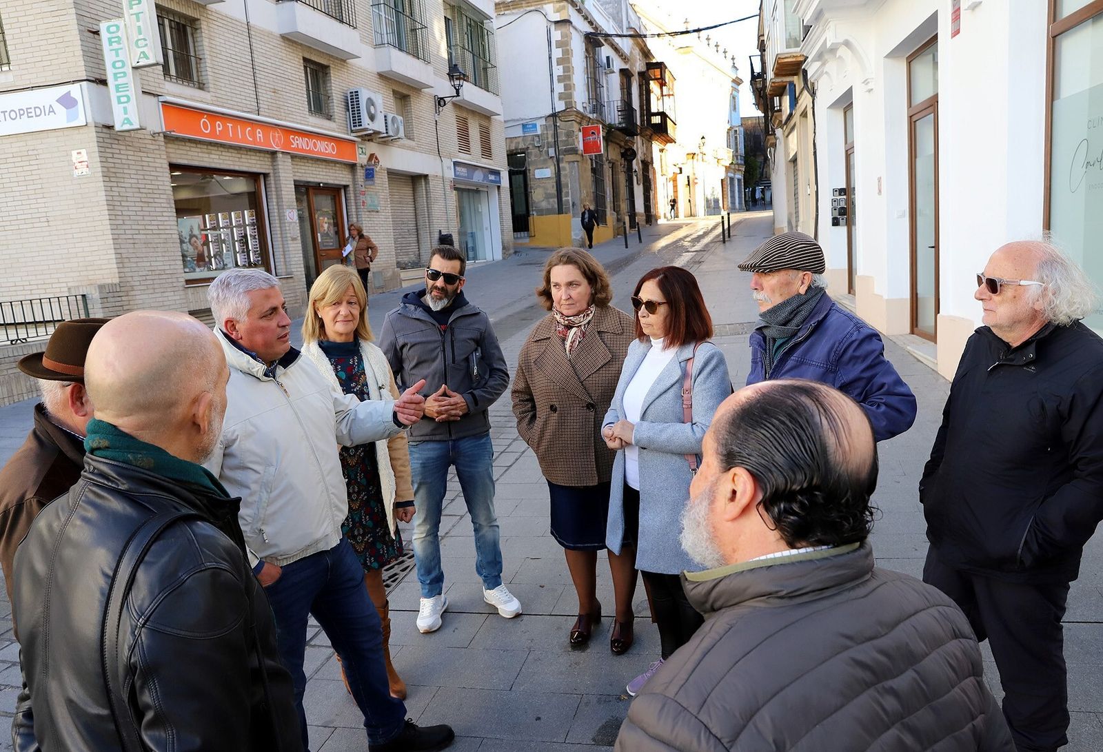 Miembros de Grupo Motor con  las delegadas Belén de la Cuadra y Carmen Pina durante la visita guiada a las obras del Arroyo