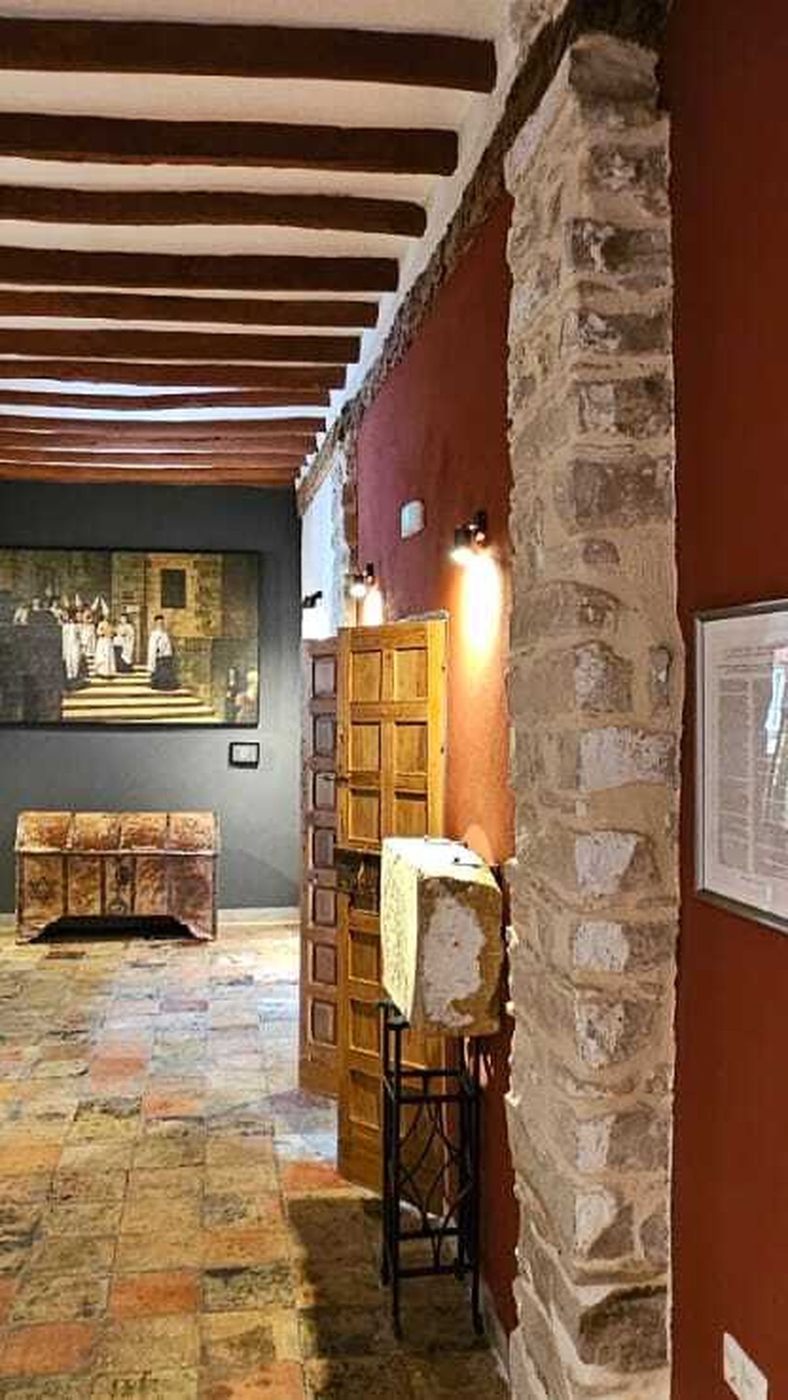 En su espacio museográfico encontrarás objetos y documentos clave, entre los que figura un incunable.