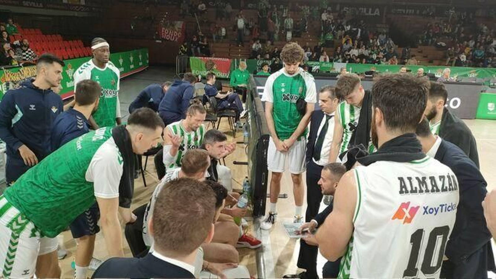 Bruno Savignani da instrucciones a sus doce jugadores, que aportaron todos en la pista.