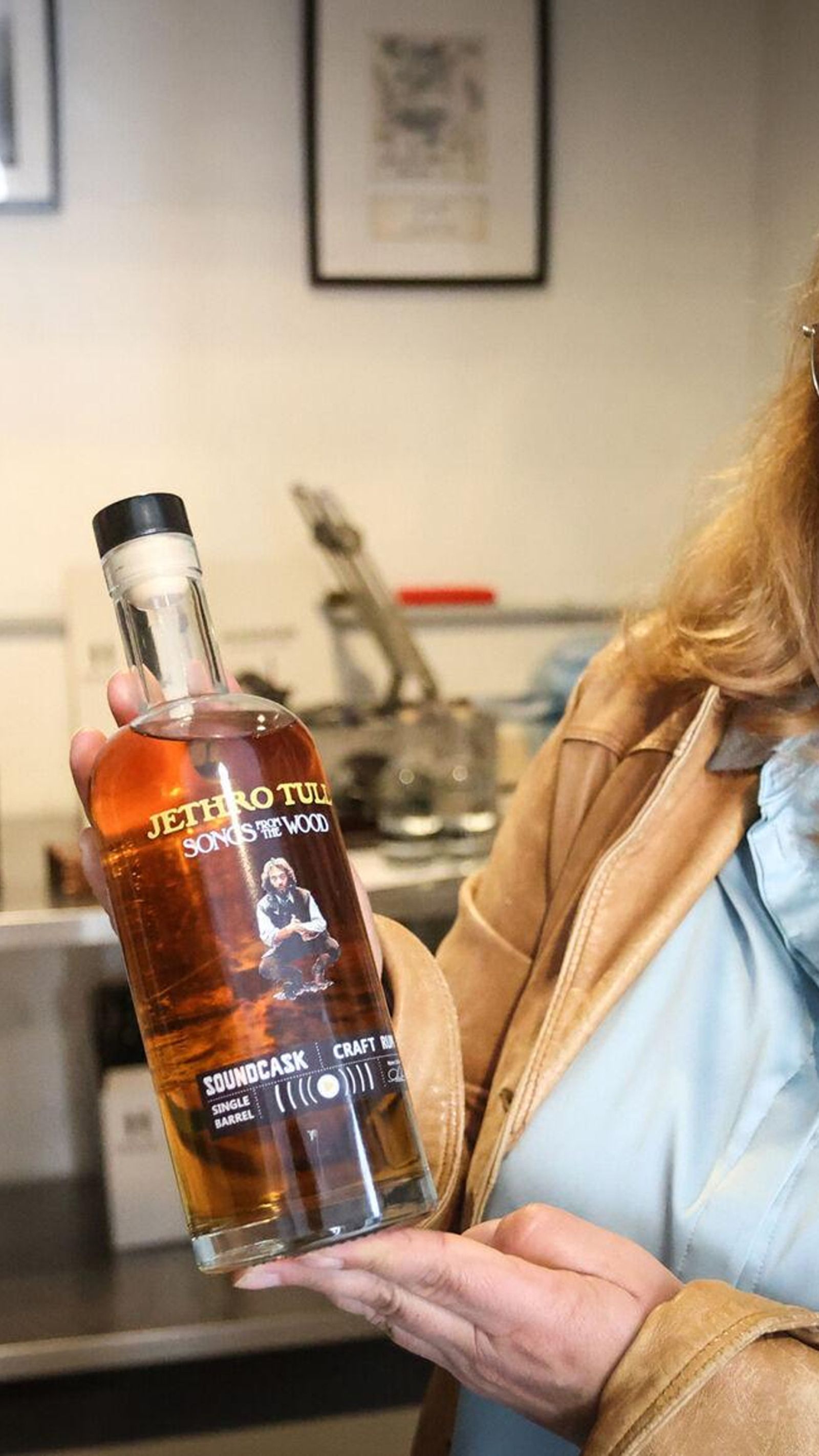 Mº Eugenia enseña una de las botellas de la nueva colección con ‘Jhetro Tull’.