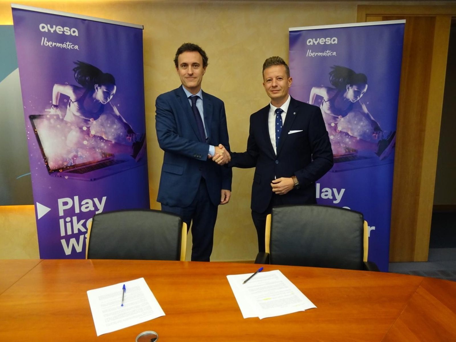 Momento de la firma de acuerdo entre Ayesa y Cajasur.