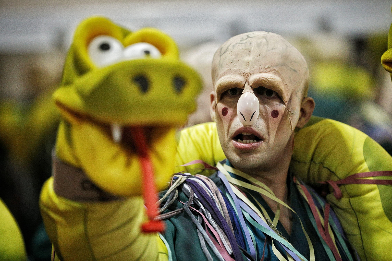 Selu Nieto, con ''El malo más malote de las pelis de Harry Potter', calentando voces en los camerinos del Falla.