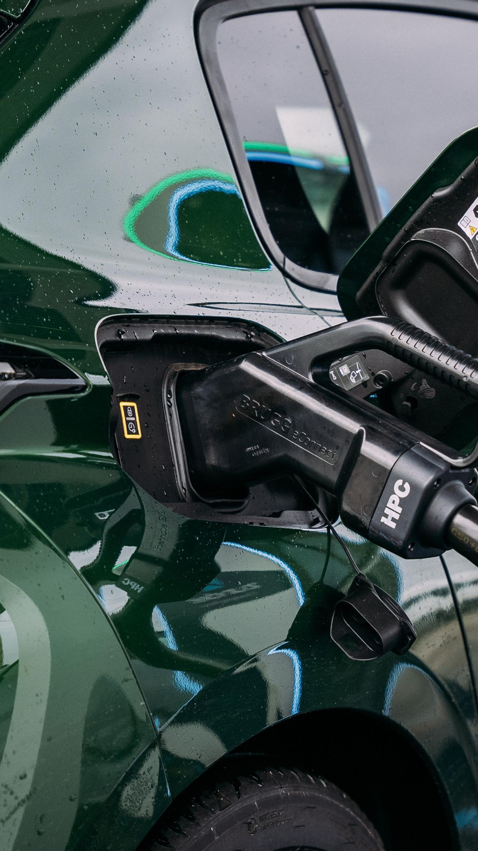 Dando al E-308 un uso real en carreteras de diferente tipo, hemos encontrado que se pueden realizar más de 300 km antes de parar a cargar su batería.