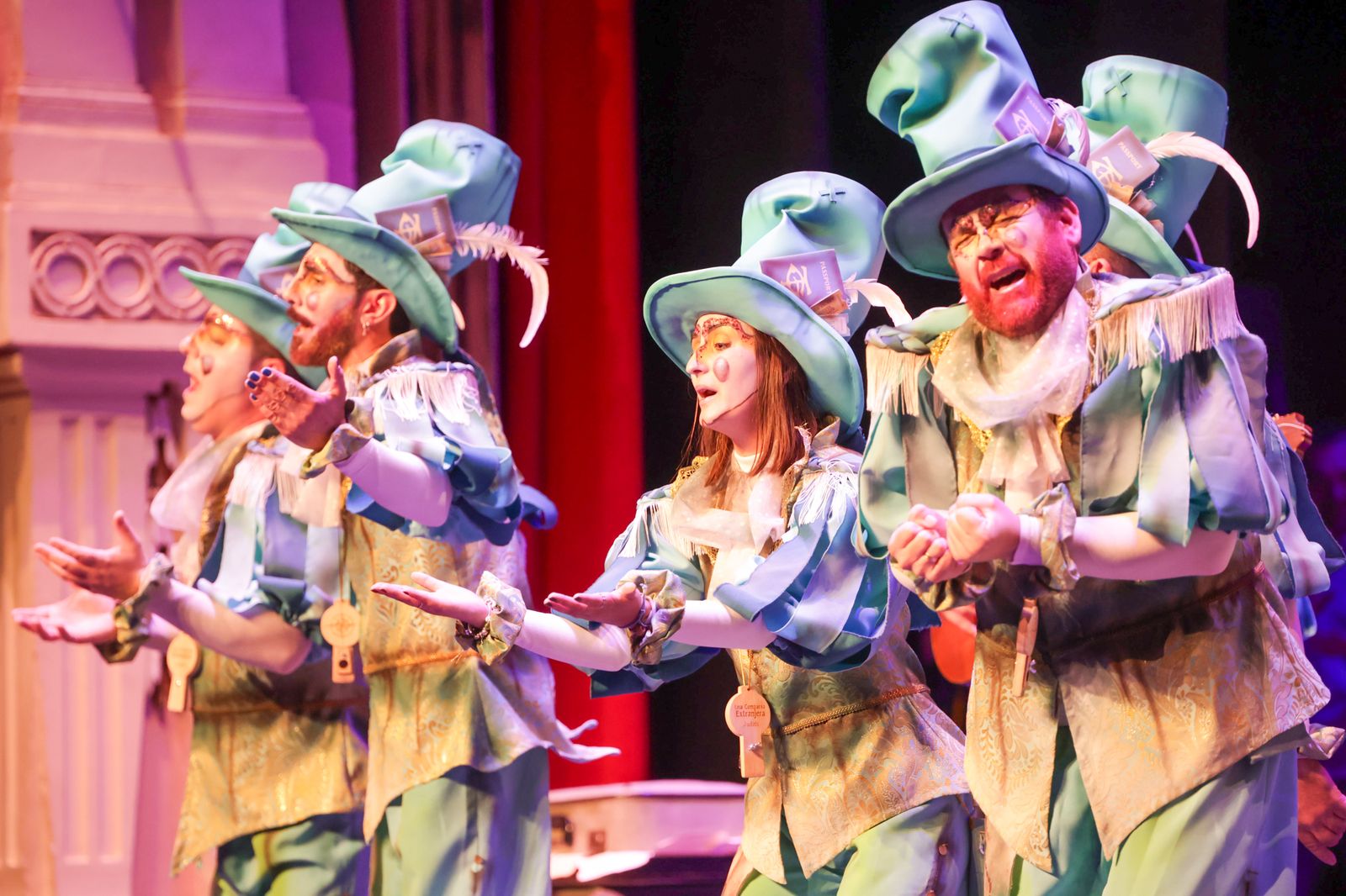 Imágenes de la actuación de la comparsa de Villalba del Alcor "Una comparsa extranjera" en el Carnaval Colombino