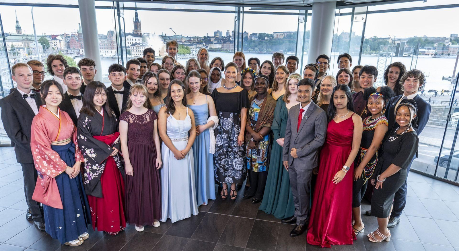 Los finalistas del Stockholm Junior Water Prize 2023 con la Princesa Victoria de Suecia.
