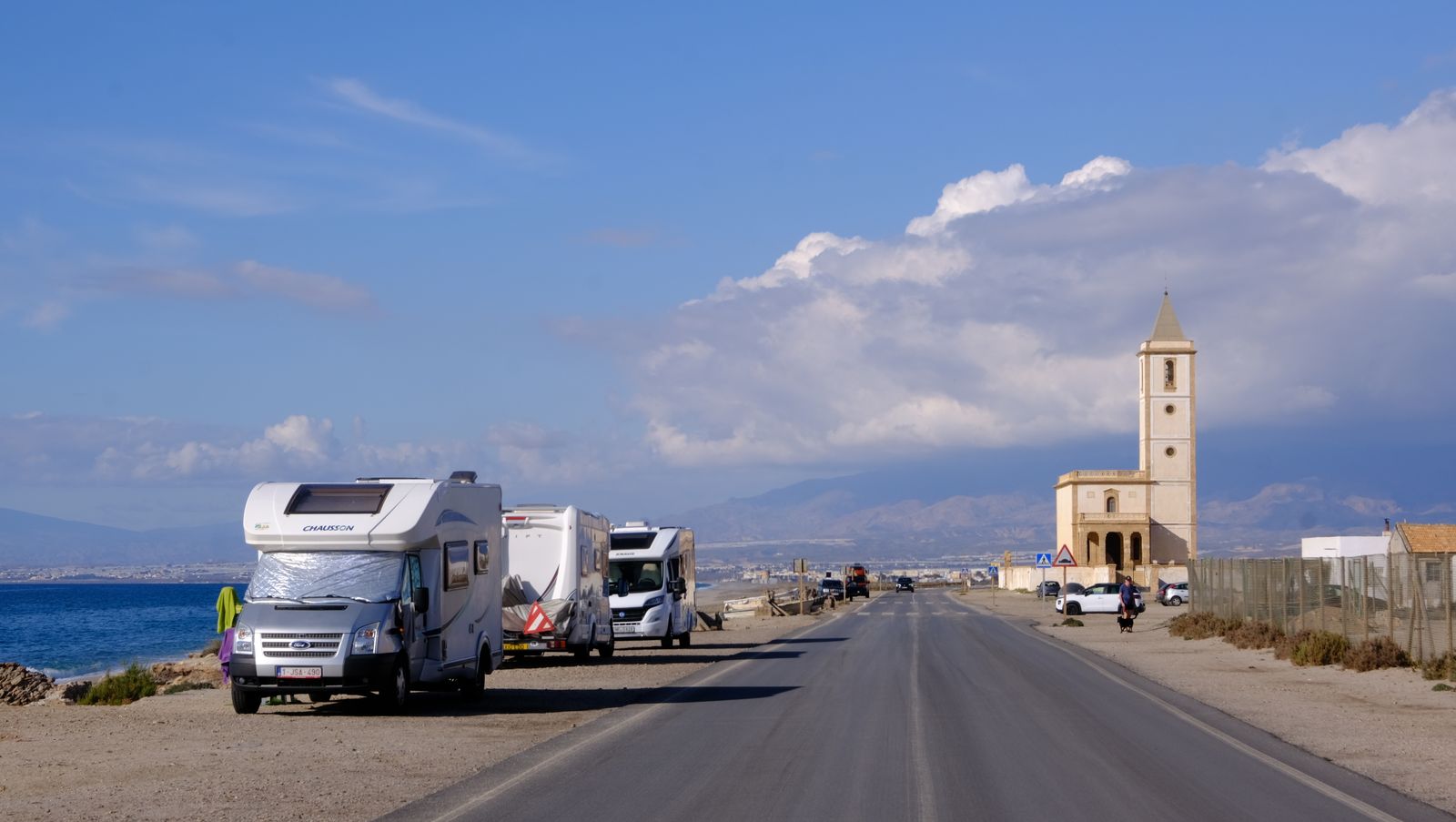Imágenes de las caravanas estacionadas en el Parque Natural Cabo de Gata-Níjar
