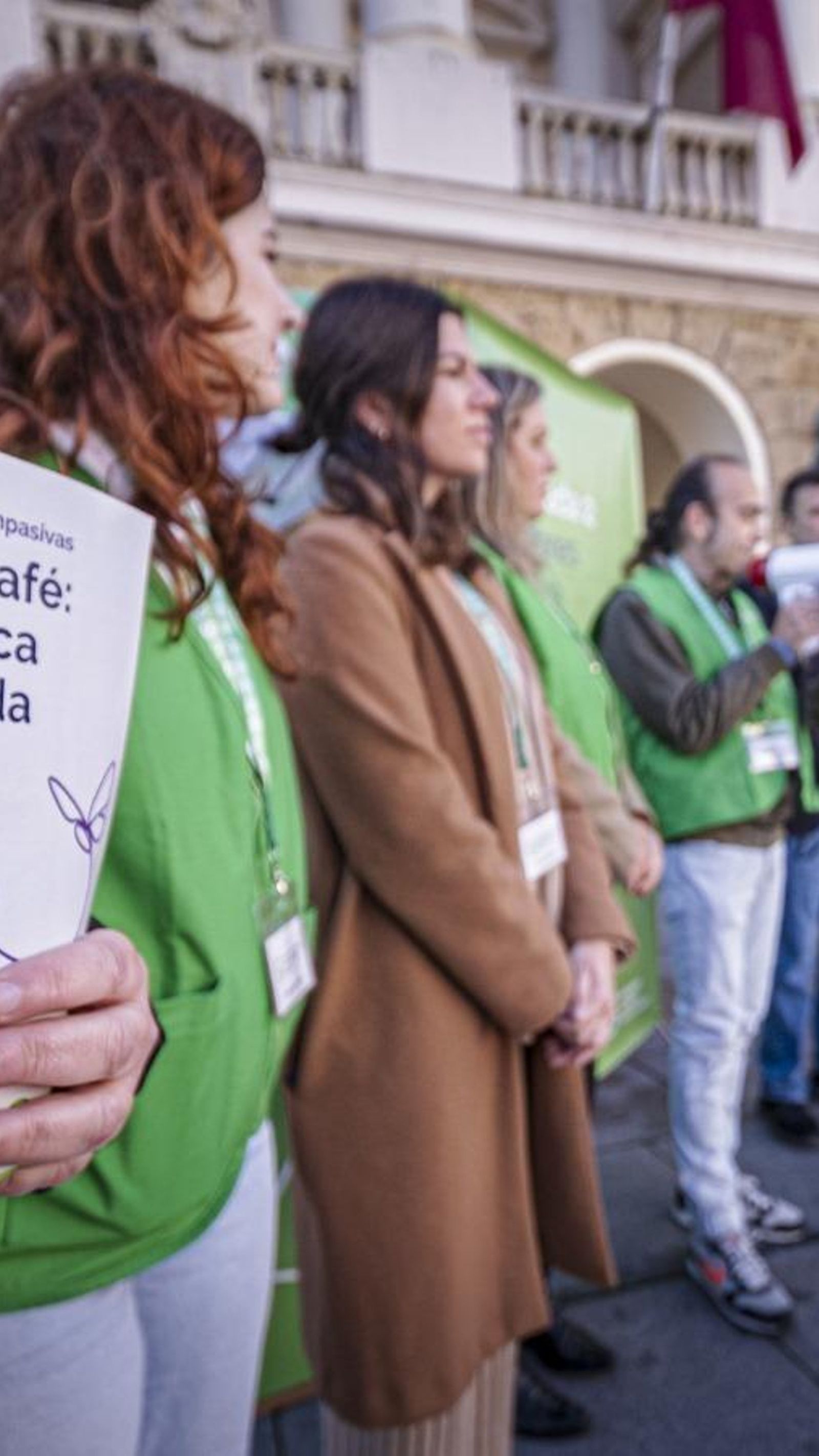 Un momento de la lectura del manifiesto de a AECC ante el Ayuntamiento de Cádiz.