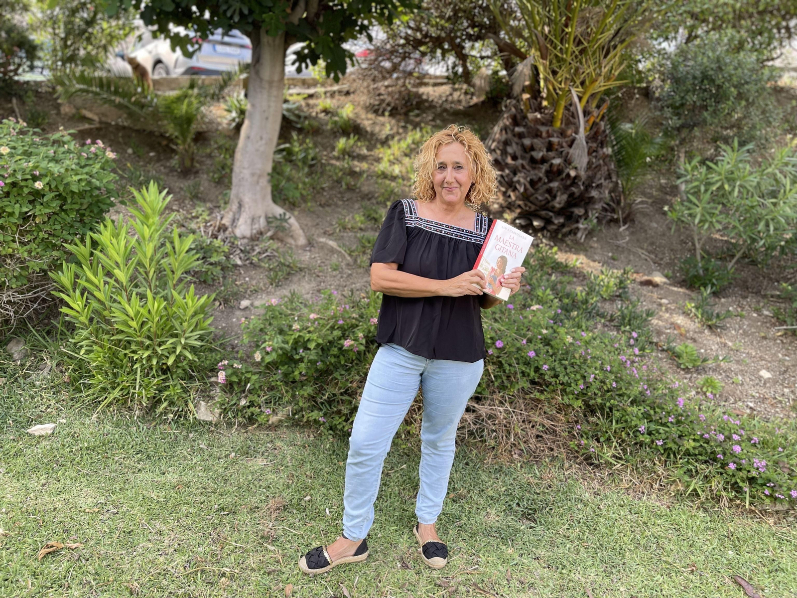 Lola Cabrillana con su libro.