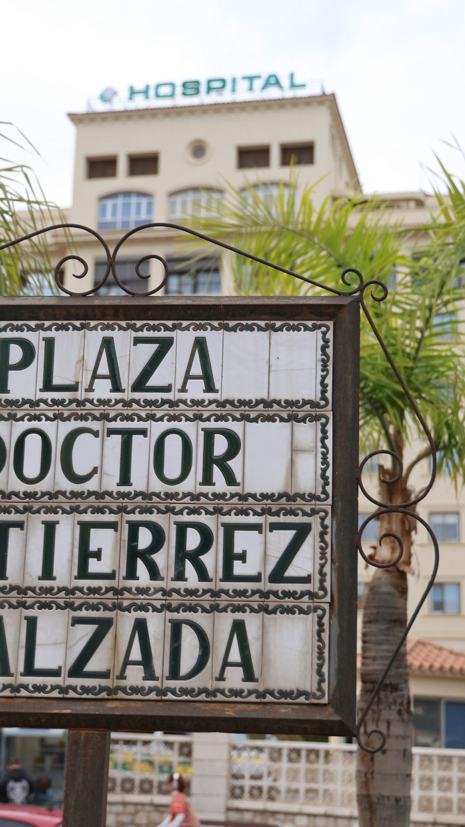 La rotonda frente al Regional lleva el nombre Gutiérrez Calzada, ya fallecido, que hizo el primer trasplante.