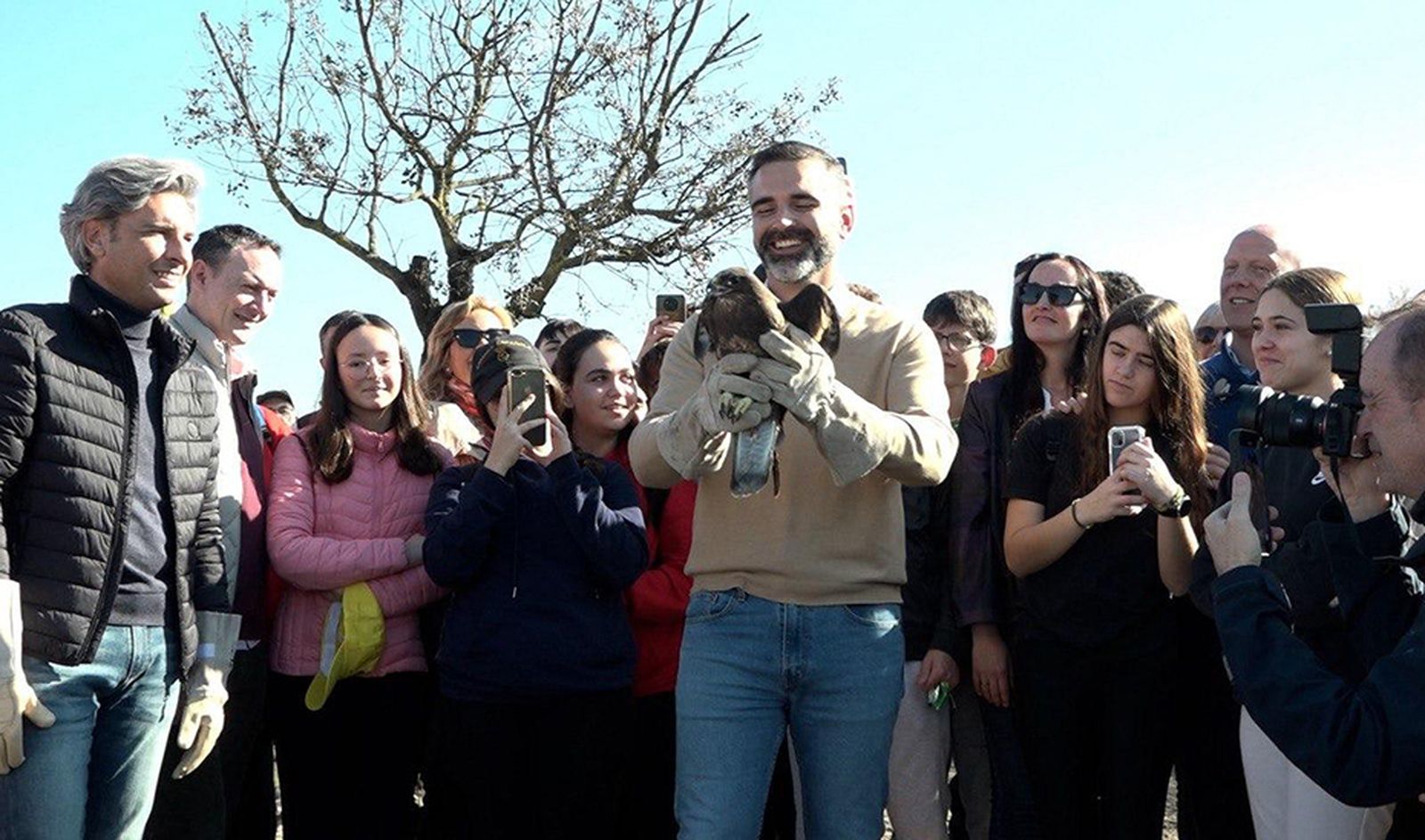 Suelta de aves en la laguna de Jarata de Montilla.