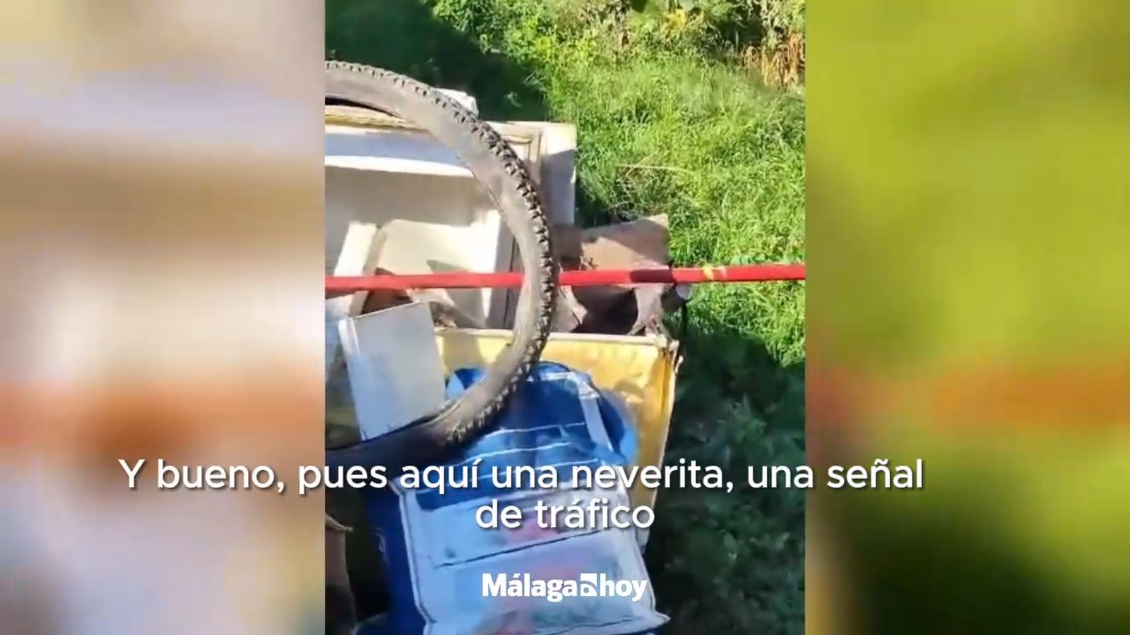 Voluntarios limpian de basura el cauce del río Guadalmedina de Málaga