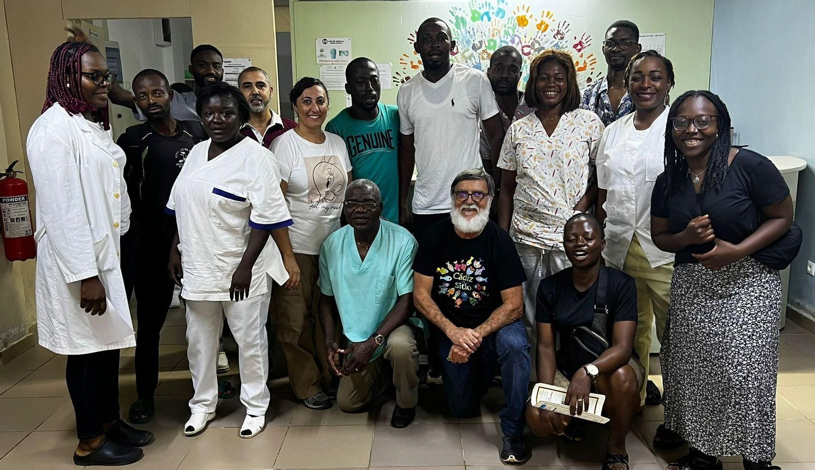 Grupo local de trabajo en una de las misiones médicas de la Fundación La Vicuña en África.