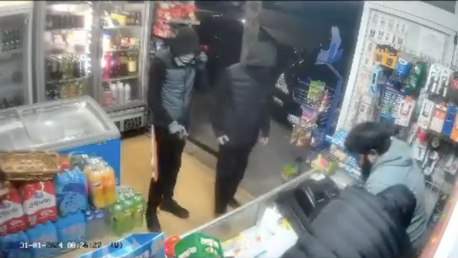 Ladrones atracando un bazar de Benalmádena.