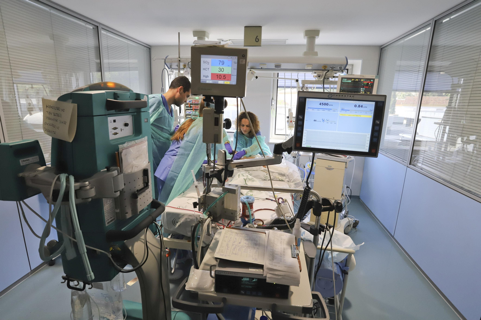 Enfermeros en la UCI del Hospital Materno.