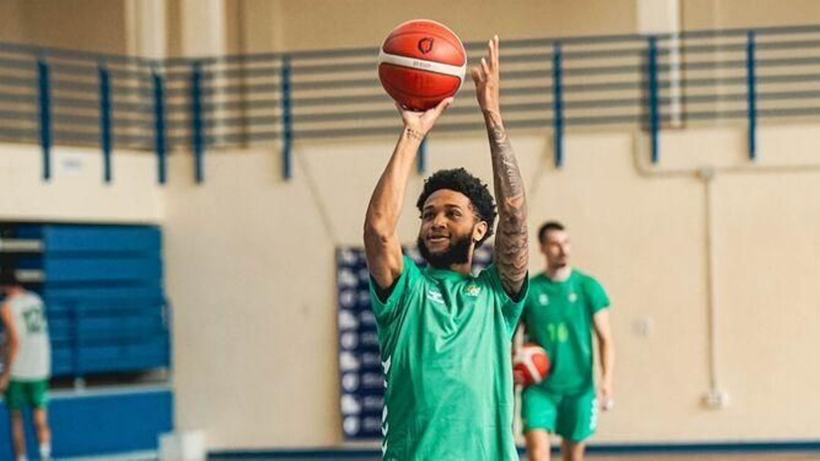 Jordan Barnes lanza a canasta en la sesión de tiro