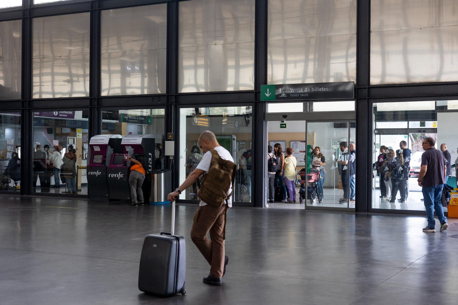 Varias personas hacen cola ante las taquillas de la estación de Renfe en Cádiz