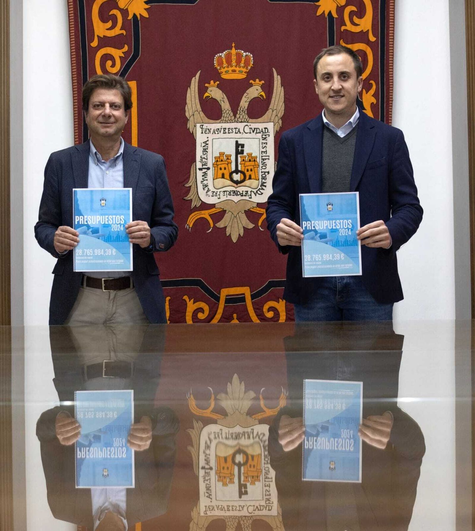 El concejal de hacienda y el alcalde de Vera.