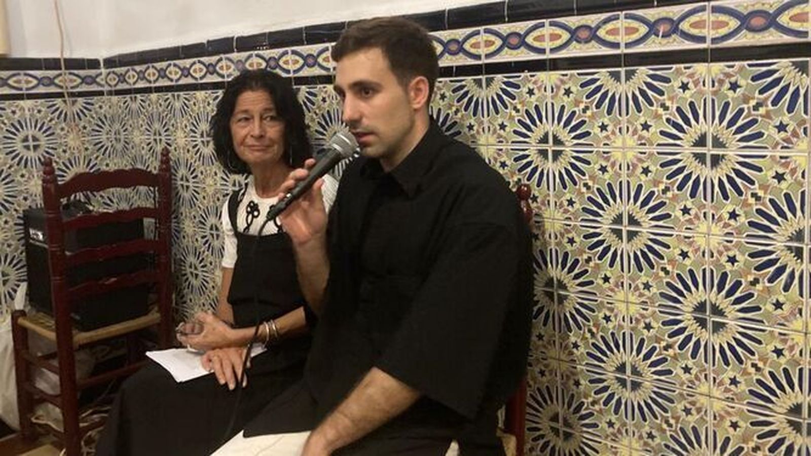 Juan Gallego Benot, con Mercedes de Pablos en la taberna Ánima.