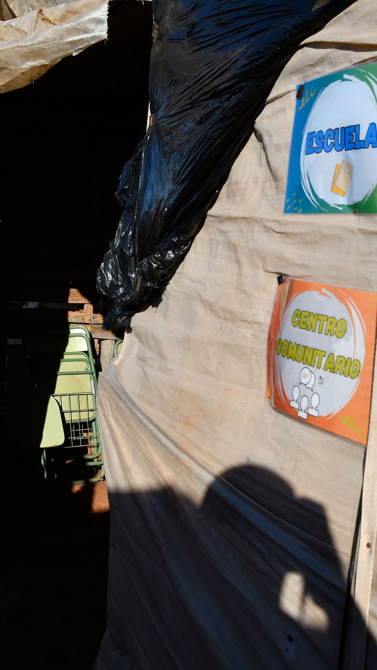 Acceso a la escuela edificada por los inmigrantes.
