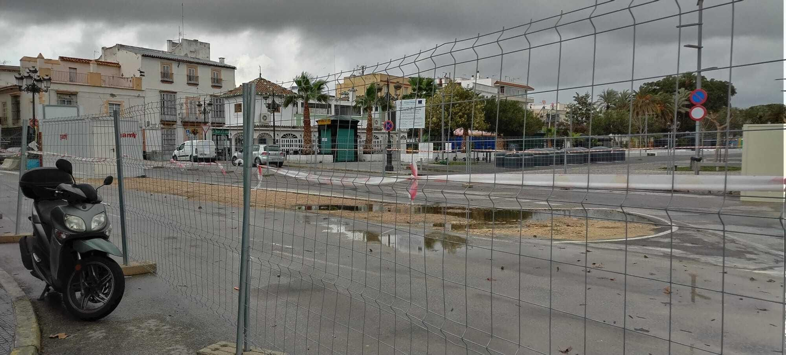 La zona acotada en la Plaza de Las Galeras lleva meses sin movimiento alguno.