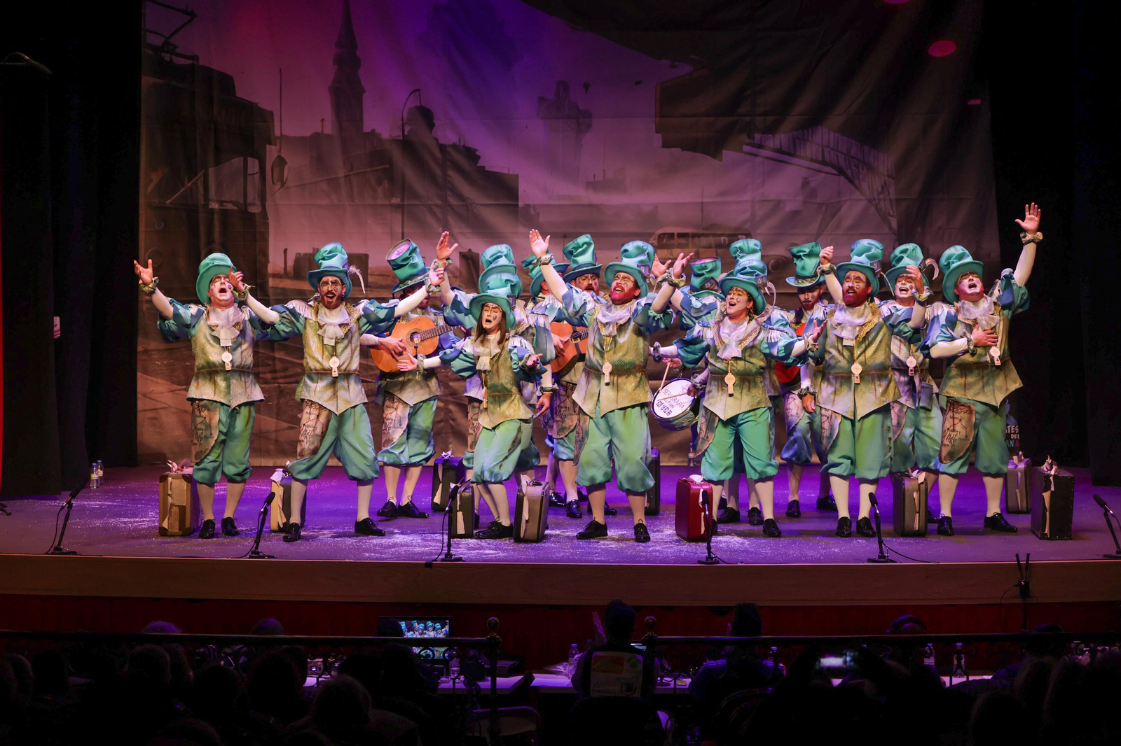 Imágenes de la actuación de la comparsa de Villalba del Alcor "Una comparsa extranjera" en el Carnaval Colombino