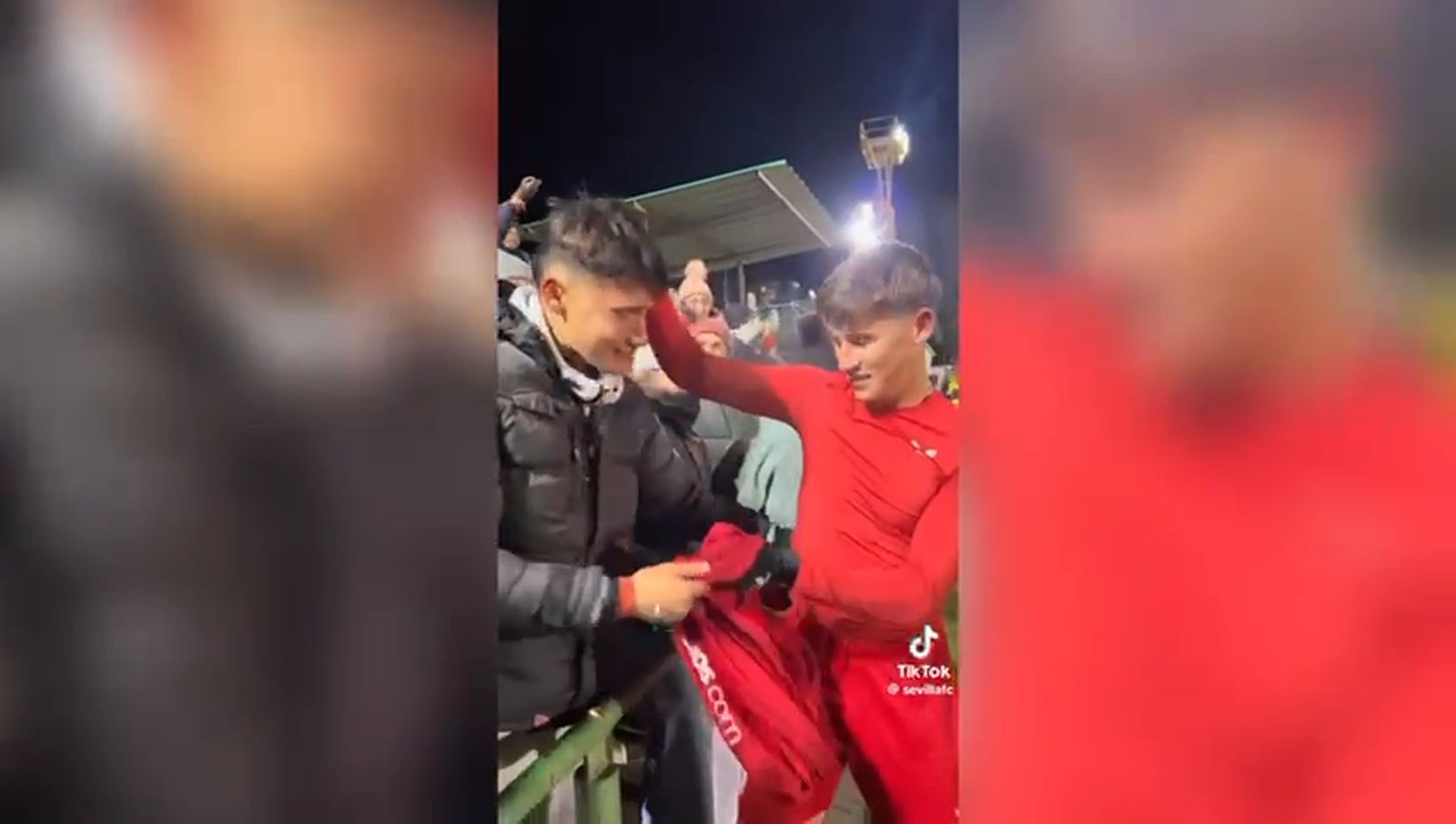 Oso y su hermano se abrazan entre lágrimas, tras el debut del primero con el Sevilla